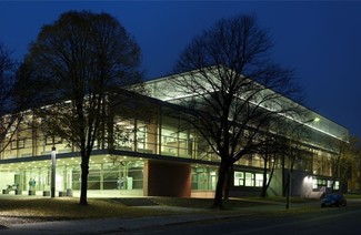 Basen Olimpijski w Szczecinie. Autorzy projektu nowej części – architekci Marek Orłowski i Marek Szymański fot.: Pilkington