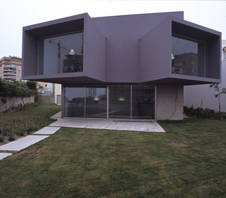 Autor projektu: Eduardo Souto de Moura - laureata Nagrody Pritzkera 2011. Rezydencja zaprojektowana dla Manoela de Oliveir - znanego portugalskiego reżysera filmowego.