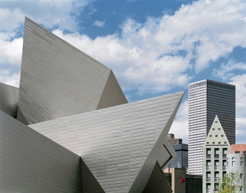 Detal; w tle Bibliotek Publiczna Denver