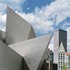 Detal; w tle Bibliotek Publiczna Denver