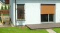 drewniany taras w ogrodzie-patio
