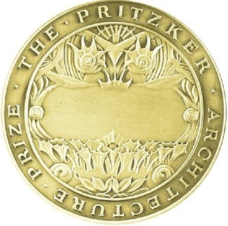Medalion z brązu wręczany laureatowi Nagrody Pritzkera. Z jednej strony medalionu znajduje się nazwa nagrody, a na rewersie są wypisane trzy słowa:  trwałość, użyteczność, zachwyt. To są trzy warunki wymienione przez  Henrego Wottona w 1624 roku, w jego  traktcie "Elementy Architektury", który był  tłumaczeniem myśli spisanych prawie 2000 lat temu przez Marcusa Witruwiusza w jego Dziesięciu Księgach o Architekturze, dedykowanych Rzymskiemu Cesarzowi Augustowi. Fot.: The Hyatt Foundation