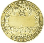 Medalion z brązu wręczany laureatowi Nagrody Pritzkera. Z jednej strony medalionu znajduje się nazwa nagrody, a na rewersie są wypisane trzy słowa:  trwałość, użyteczność, zachwyt. To są trzy warunki wymienione przez  Henrego Wottona w 1624 roku, w jego  traktcie "Elementy Architektury", który był  tłumaczeniem myśli spisanych prawie 2000 lat temu przez Marcusa Witruwiusza w jego Dziesięciu Księgach o Architekturze, dedykowanych Rzymskiemu Cesarzowi Augustowi. Fot.: The Hyatt Foundation
