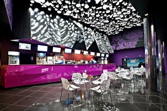 Aranżacja wnętrz Kronverk Cinema w Moskwie, której siłę wyrazu stanowi przemyślany na nowo wschodni przepych. Autor projektu: Robert Majkut Design Studio, zdj.: Andrey Cordelianu